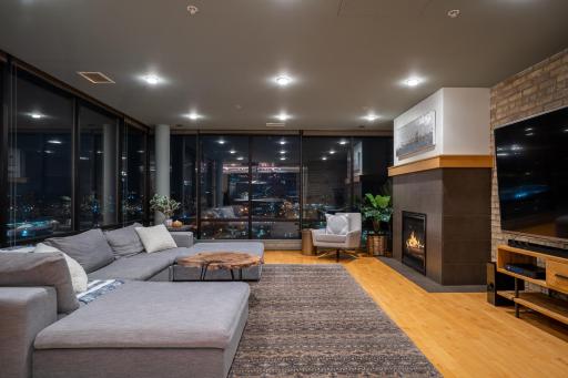2-Level Penthouse Loft with 360Â° panoramic views of the city!