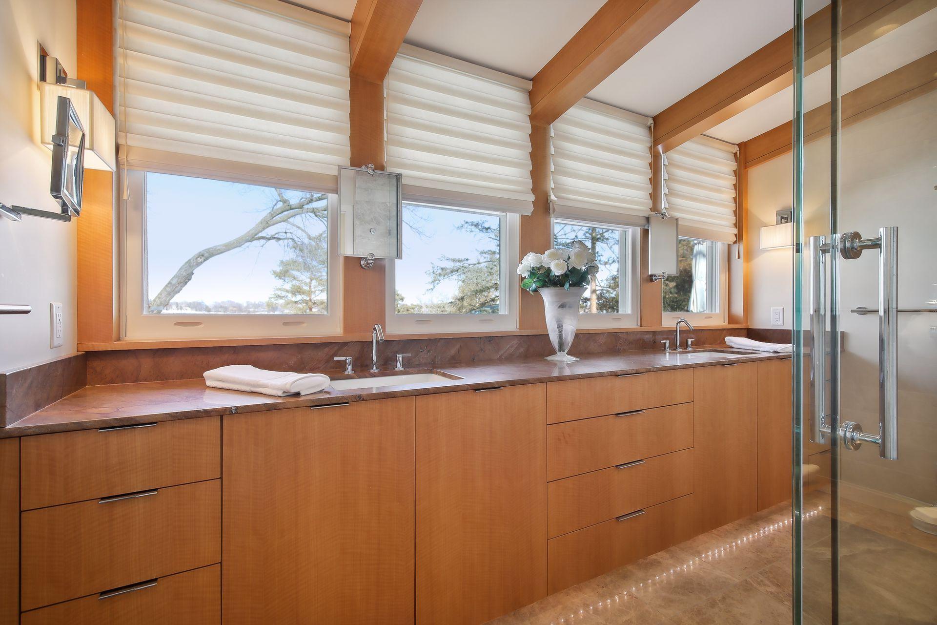 Yet another room with amazing lake views