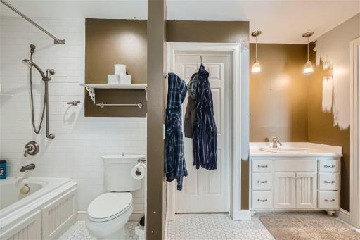 4280 Buck Luck Rd Watertown MN - Web Quality - 018 - 25 2nd Floor Bathroom.jpg