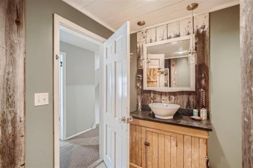 4280 Buck Luck Rd Watertown MN - Web Quality - 020 - 27 2nd Floor Bathroom.jpg