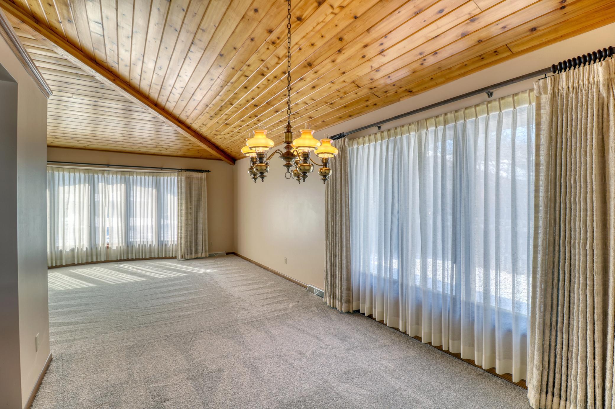 Dining Area1_1.jpg