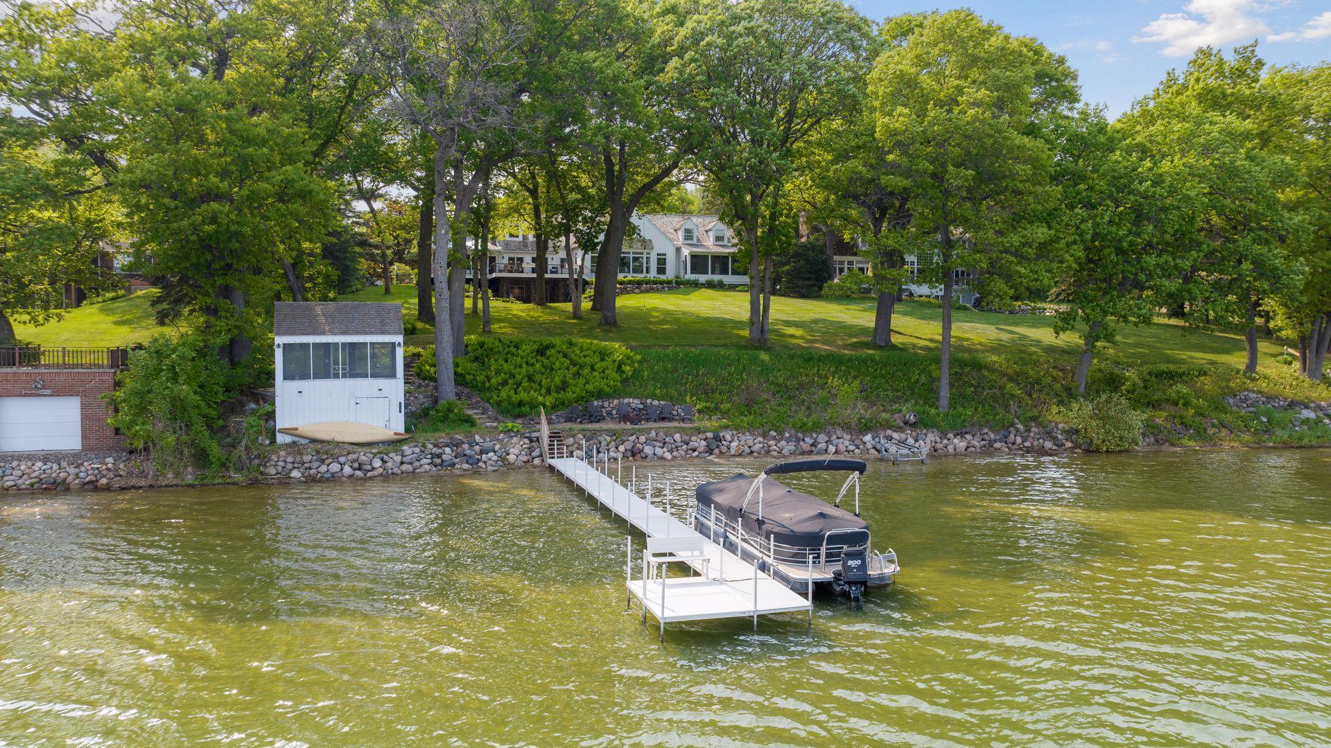 Beautiful recreational lake with shallow beach & sandy bottom