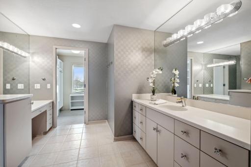 18662 Bearpath Trail, Eden Prairie, MN 55347