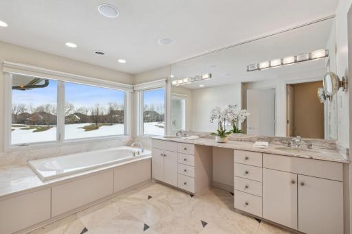 18662 Bearpath Trail, Eden Prairie, MN 55347