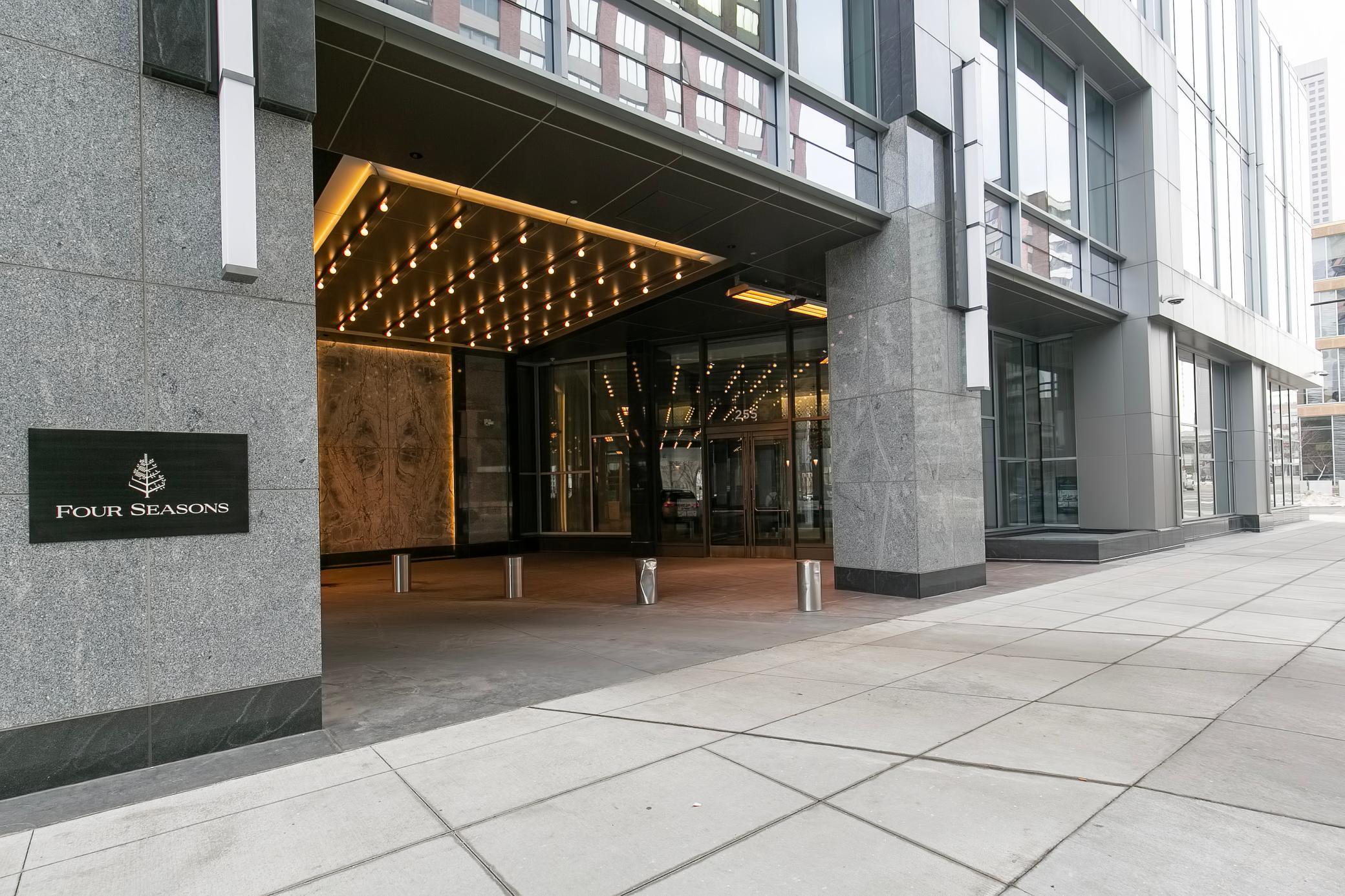 Enjoy the security and privacy of the dedicated Private Residences lobby. An exclusive Director of Residences and Residential Concierge team assist with every need or desire, from restaurant reservations to travel arrangements. Elegant & welcoming.