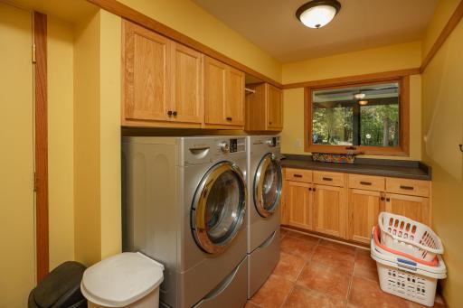 24-web-or-mls-24-Laundry.jpg