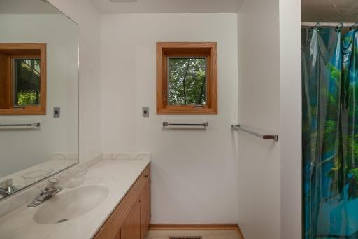 44-web-or-mls-44-Bathroom.jpg