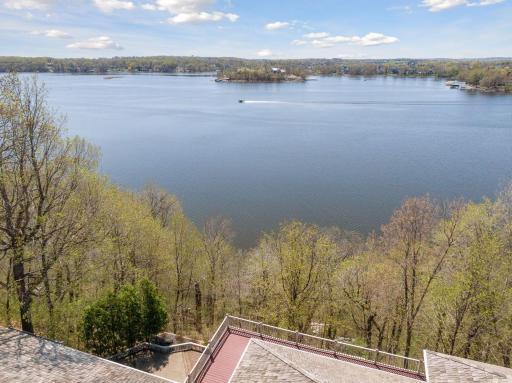 Picture yourself enjoying life on the lake