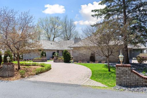 Circular paver guest driveway