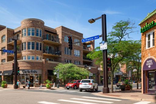 Easy access to many shopping, dining and entertainment venues.