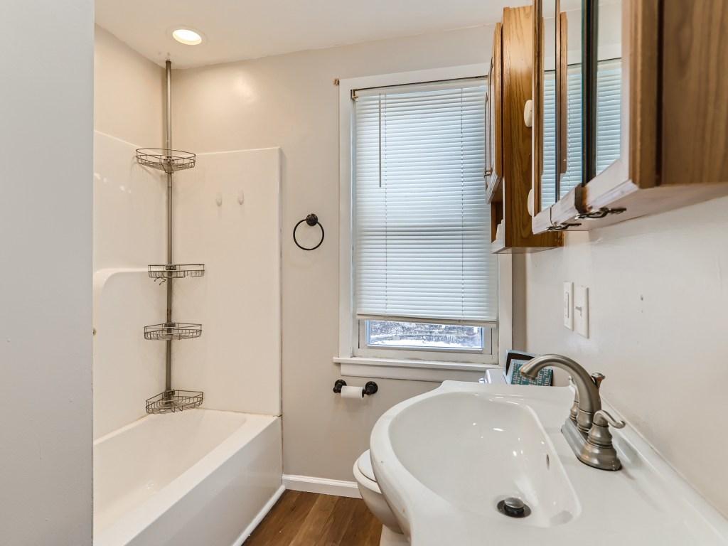 10 Primary Bathroom.jpg