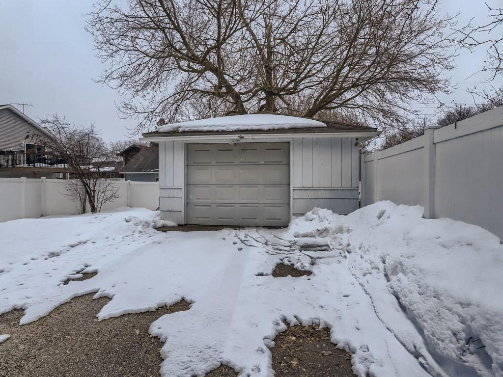 18 Way oversized 1 car garage with work bench .jpg