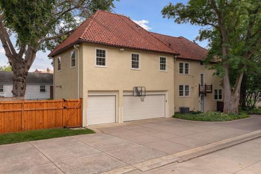 Large area for lounging while enjoying the city view, playing basketball or other sports.