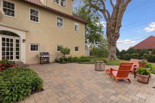 Direct feed natural gas grill included.