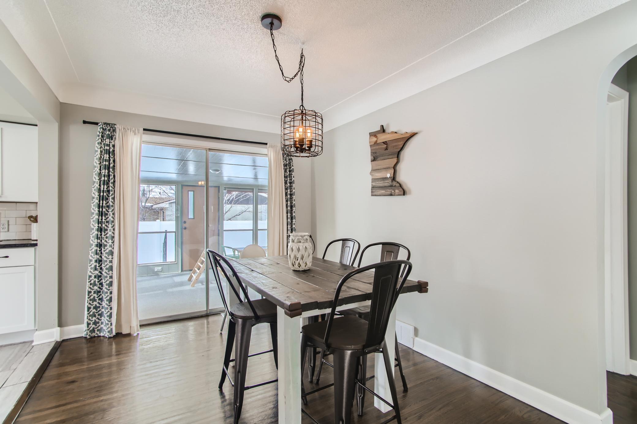 11 Breakfast Area.jpg