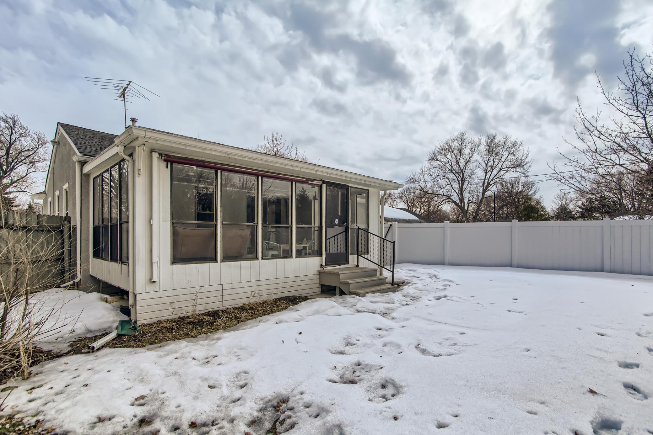 29 Exterior Rear.jpg