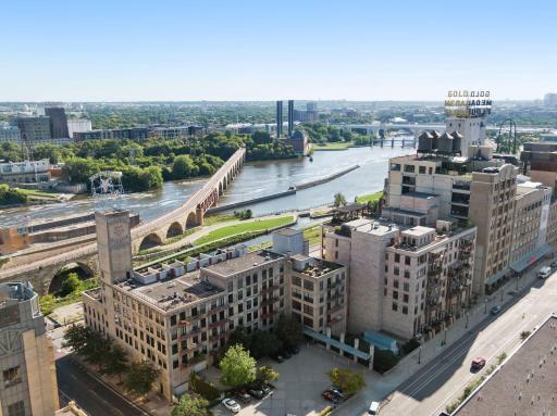 Live in the heart of the Mill District with the Stone Arch Bridge entrance right outside your door. Stroll the riverfront, walk to theater, destination restaurants, shopping, grocery, seasonal events, farmer's markets, and more.
