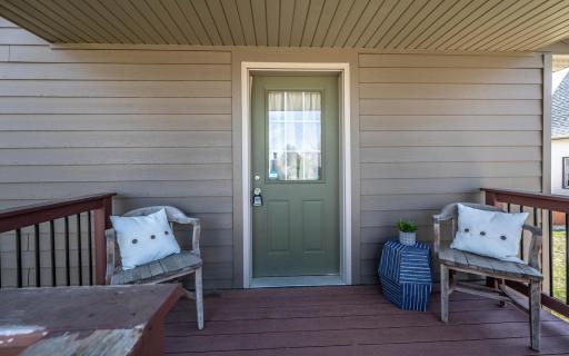 Welcoming covered front porch! Come on in!