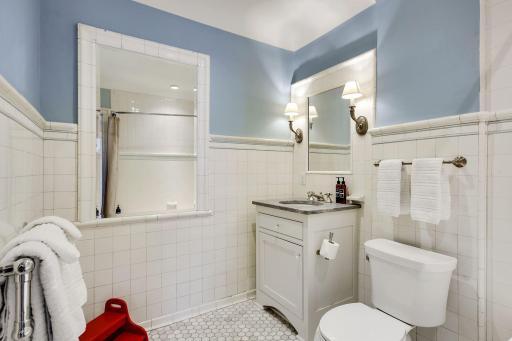 1915 James Avenue S, Minneapolis, MN 55403