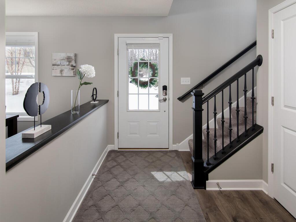 3330 Lakewood Trl Woodbury MN 55129 USA-003-003-Entry-MLS_Size.jpg