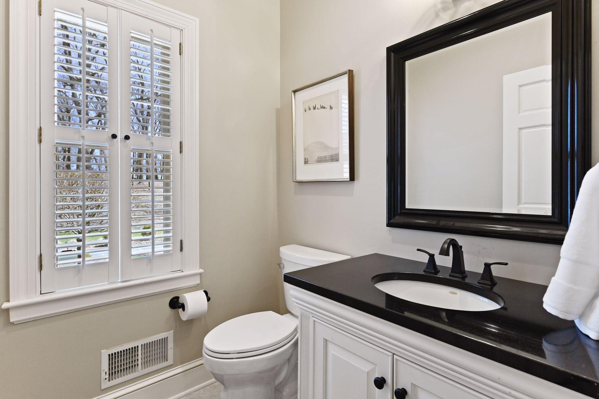 A secondary powder bath is located off the back entry