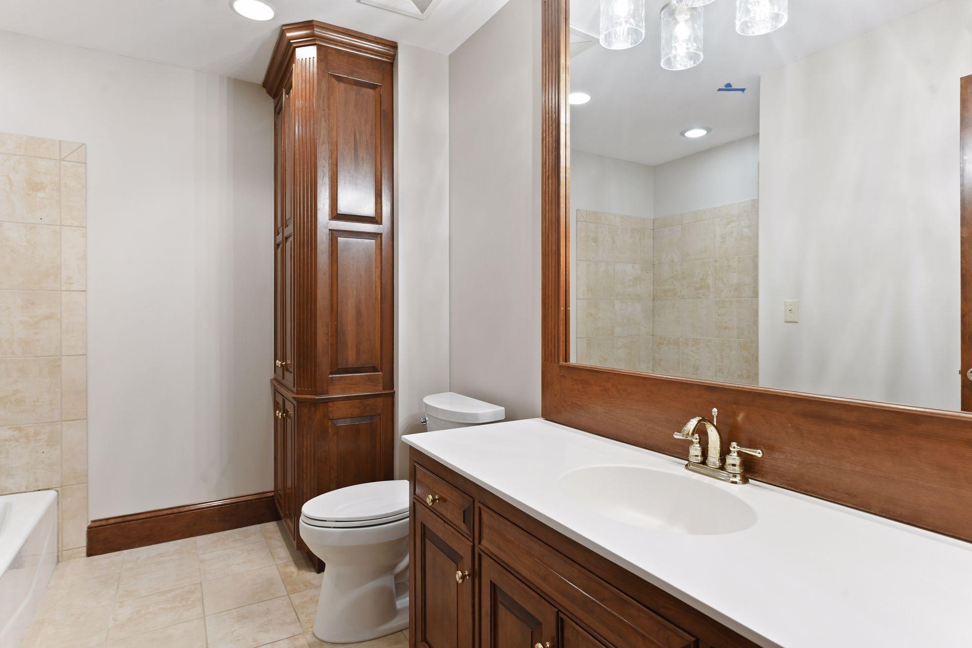 Lower level full bath near the bedrooms