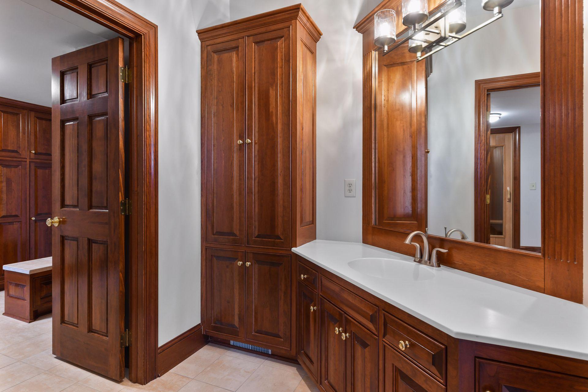 A 3/4 bath with cubbies is located just off the exercise room