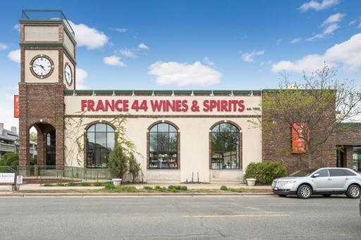 Superb location that is walkable to shops and restaurant.