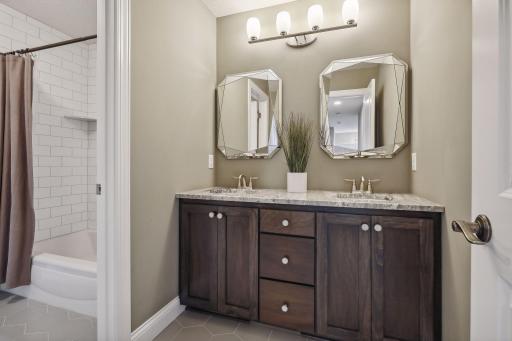 Spacious UL full bathroom with private tub/shower and double vanity