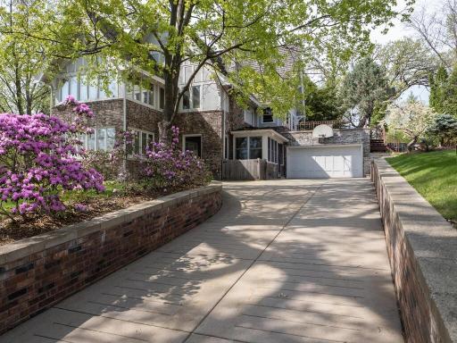 4751 Girard Ave S Minneapolis MN 55408 USA-008-097-Driveway-MLS_Size.jpg