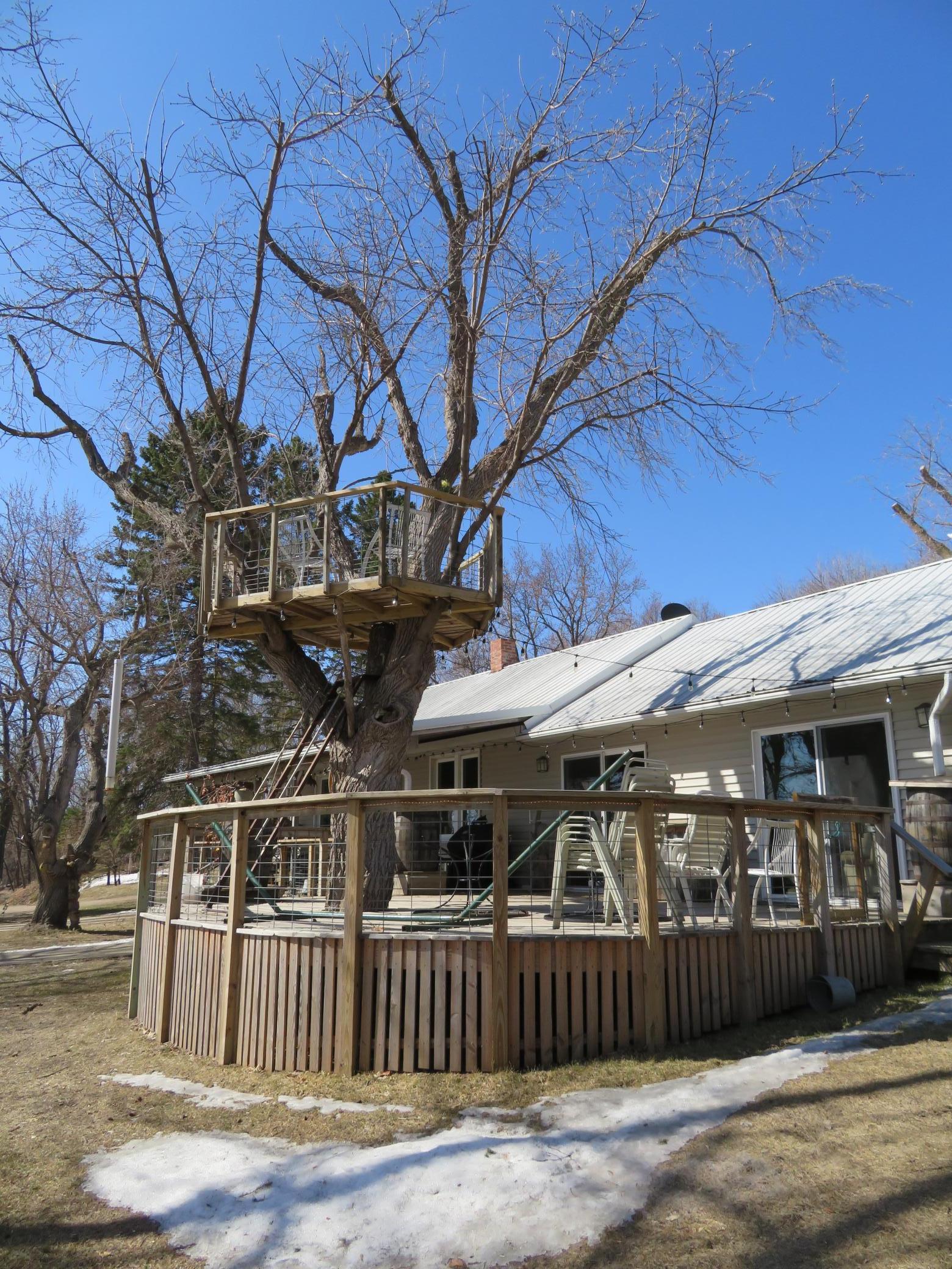 Deck Treehouse.JPG