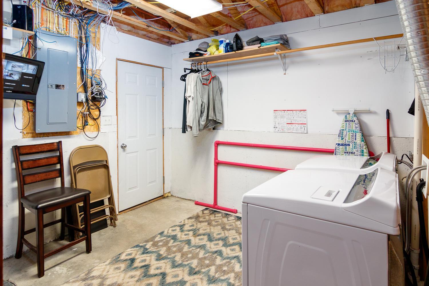 Utility room w/garage access