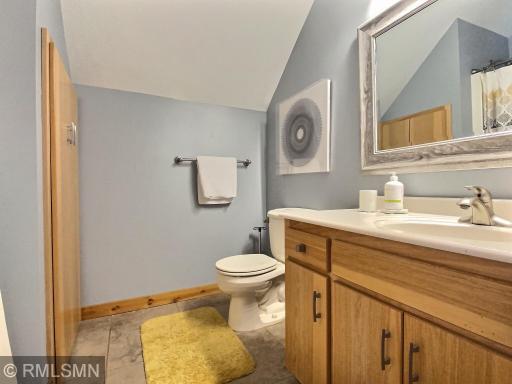 Upper level full bath, full of like new towels!