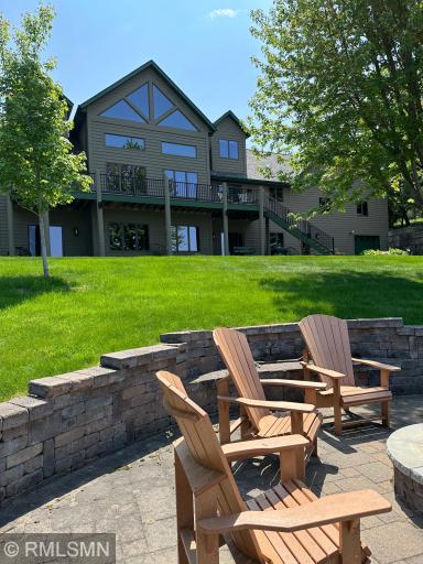 Grab a book or a magazine, or just enjoy the music from the built in speakers while you relax and soak up some sun. Don't forget sunscreen!