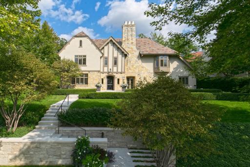 2619 E Lake of The Isles Parkway, Minneapolis, MN 55408