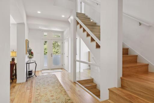 1611 Dupont Avenue S, Minneapolis, MN 55403