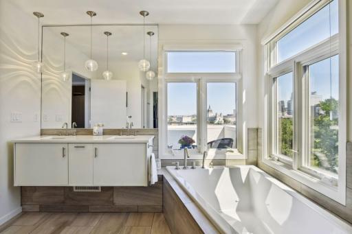 1611 Dupont Avenue S, Minneapolis, MN 55403