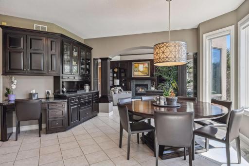 Large informal dining with such nice built-ins