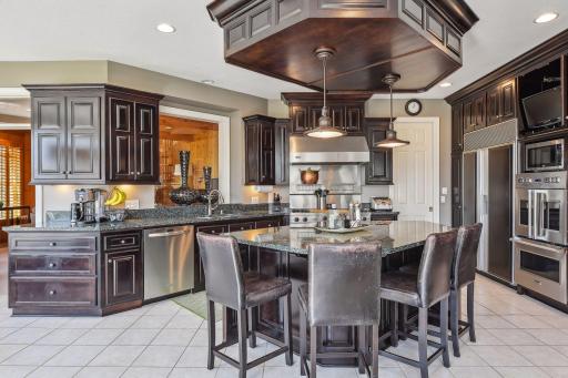 18590 Bearpath Trail, Eden Prairie, MN 55347