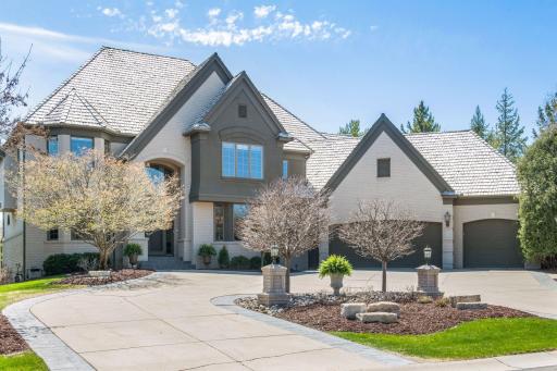 Large circular driveway for ample parking