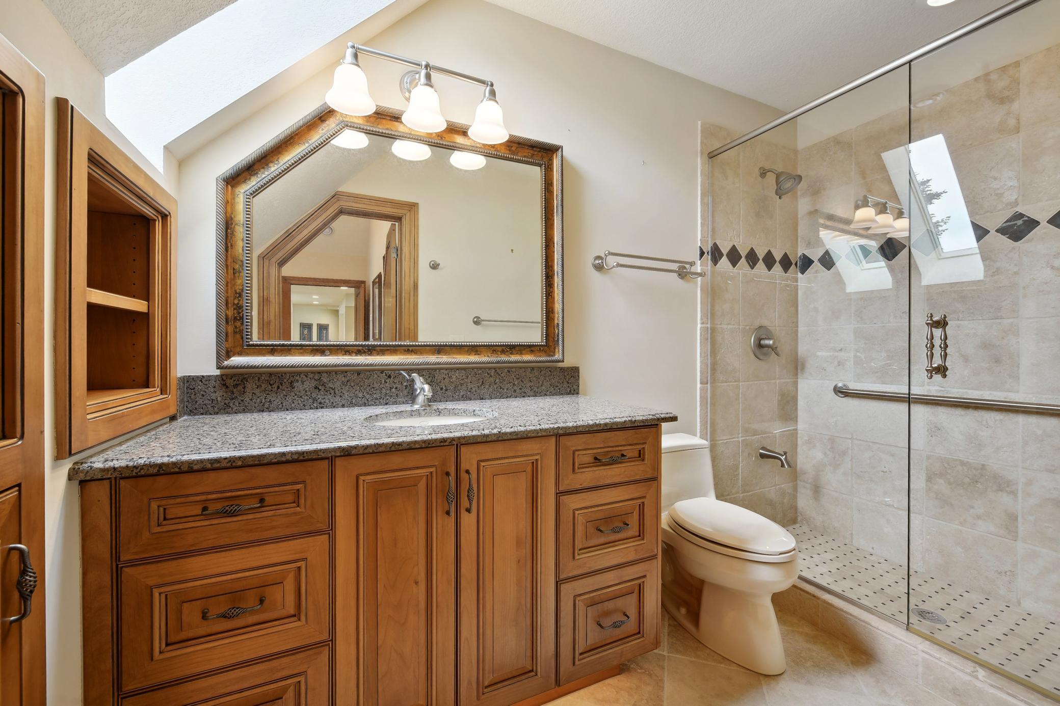 Bedroom 4 en suite bathroom