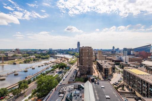 Great views of the Stone Arch bridge downriver