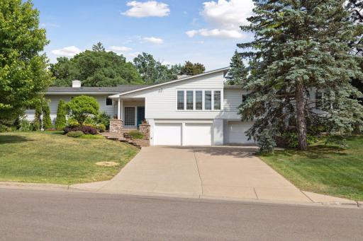 300 Westwood Drive N, Golden Valley, MN 55422