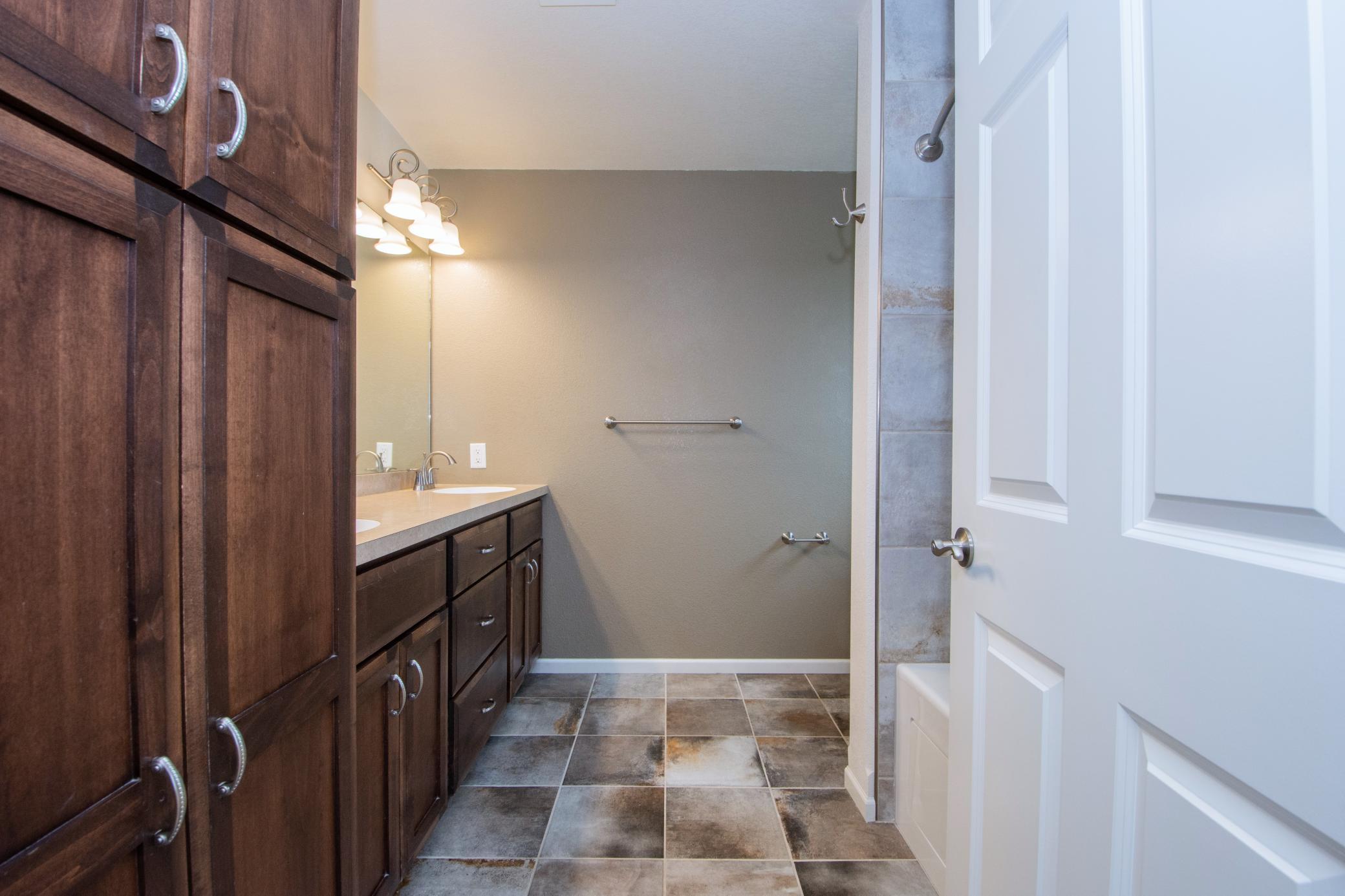 BR1 Bath-1.jpg