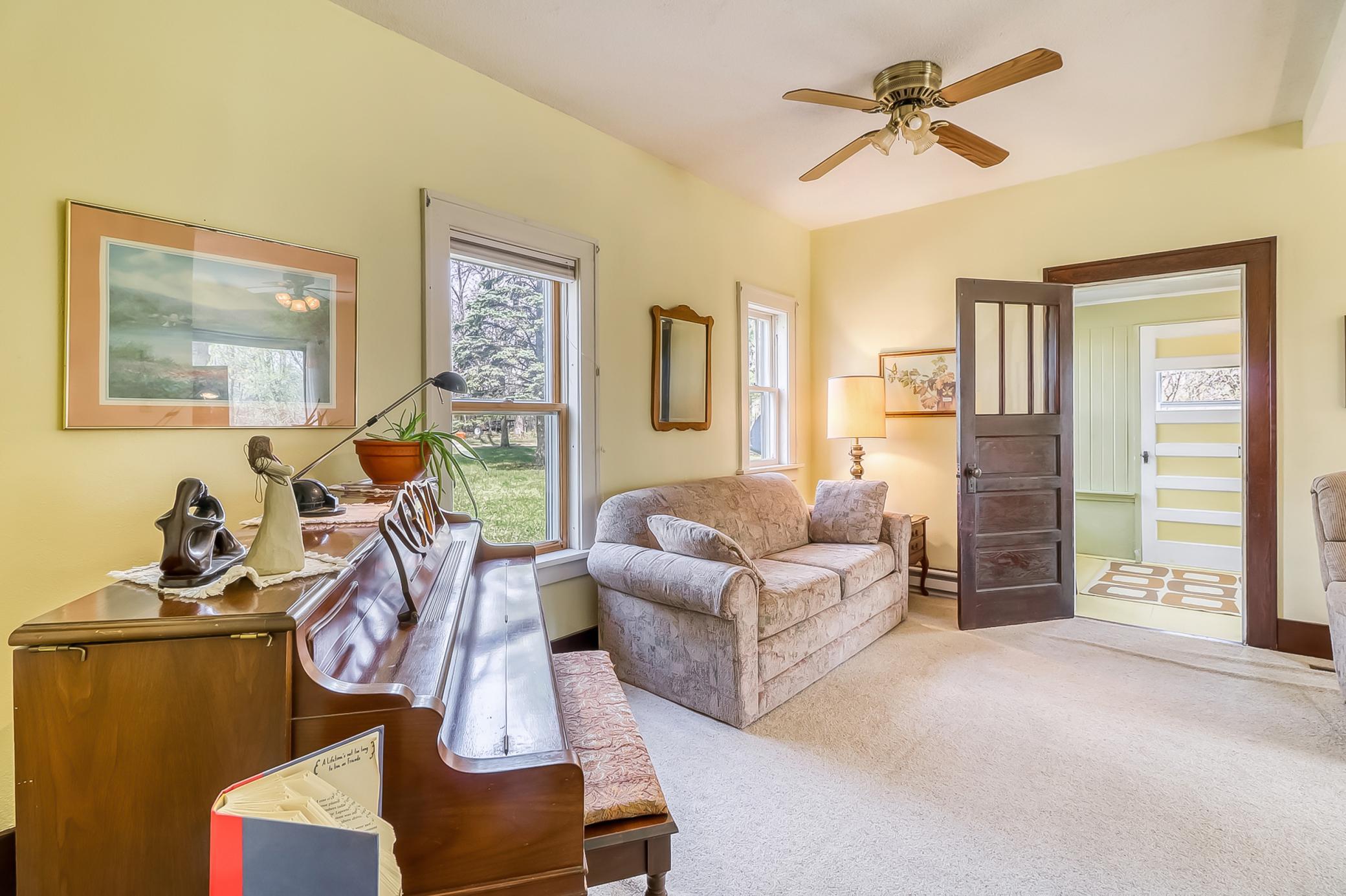 Familyroom1_1.jpg