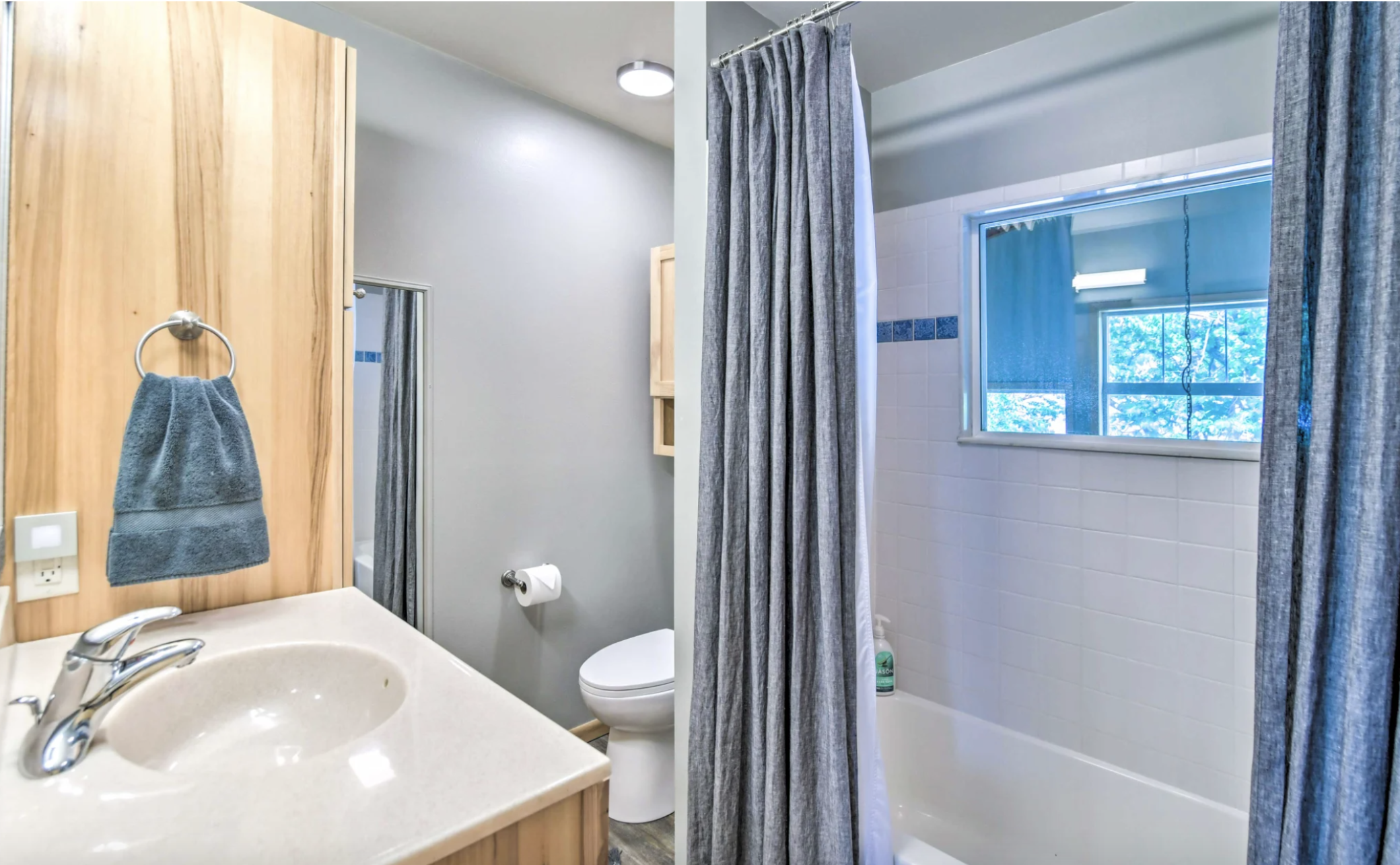 upper level bathroom.png