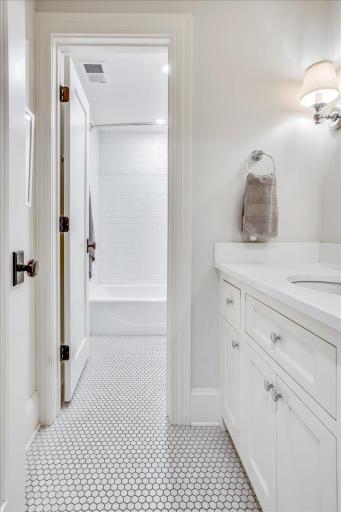 5232 Duncraig Road, Edina, MN 55436