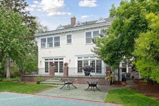 Great location is an understatement! Close to downtown St. Paul and its wealth of shopping, dining and cultural experiences.