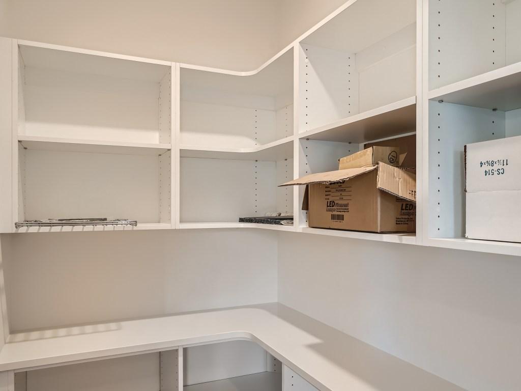 43 Pantry.jpg
