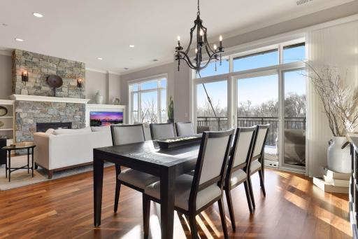 Warm sunshine and natural light fill the unit thanks to the south-facing views